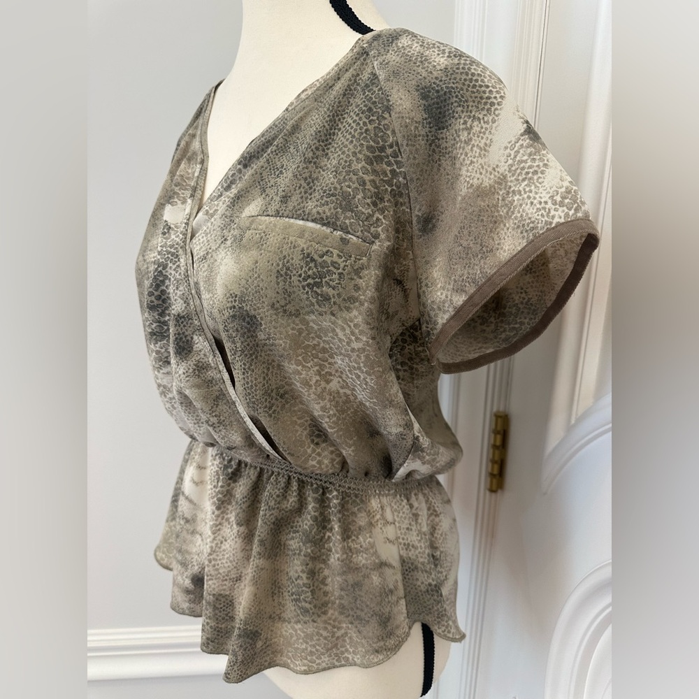 Aritzia Wilfred Y2K Snakeskin Peplum V Neck Top (Size Medium) - Picture 3 of 8